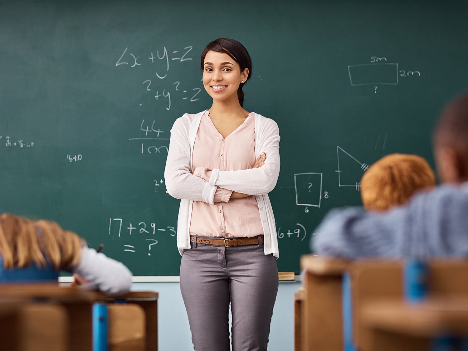 Nauczyciel wyjaśnia uczniom równania w czasie zajęć matematycznych